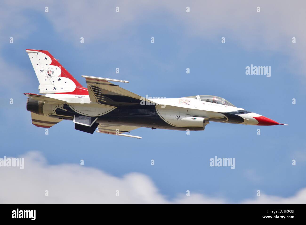 United States Air Force Thunderbirds erklingt in der Royal International Air Tattoo Stockfoto