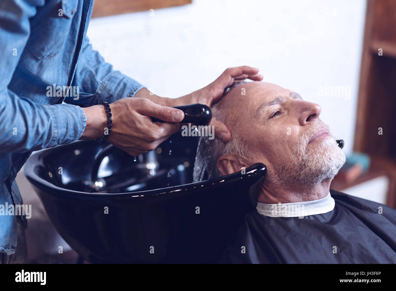 Netter senior Mann Besuch in einem Friseursalon Stockfoto