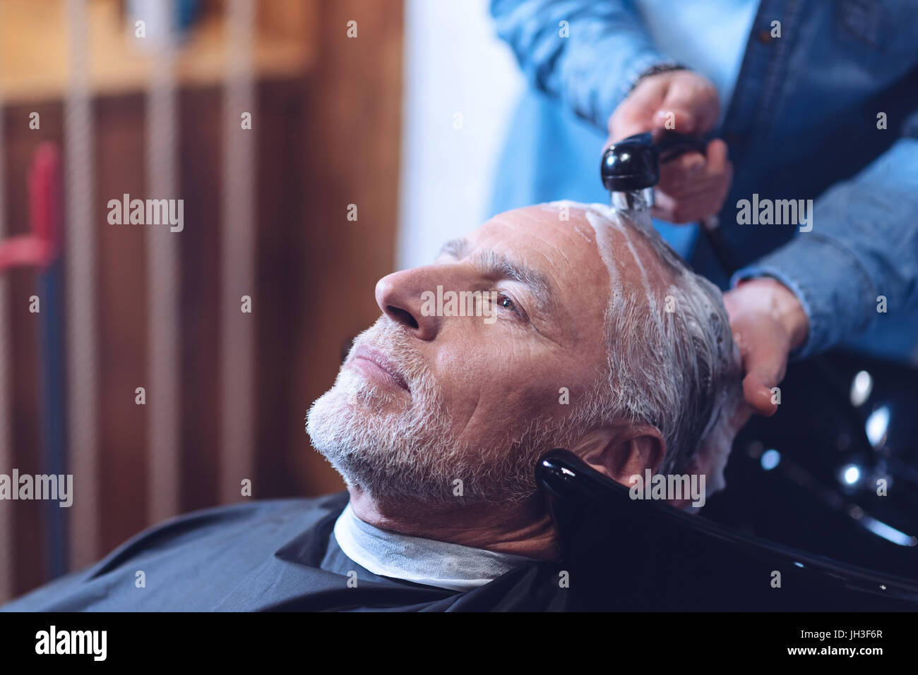 Hocherfreut älterer Mann seine Haare gewaschen Stockfoto