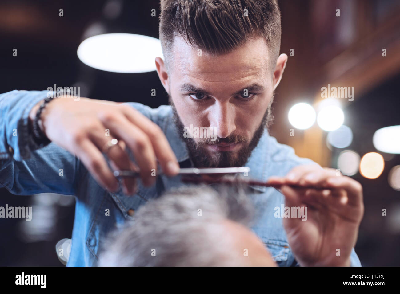 Schöne bärtigen Friseur macht seinen job Stockfoto
