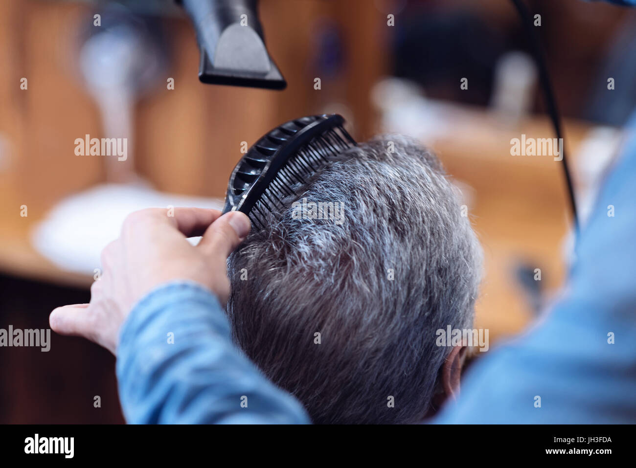 Professionelle schöne Friseur seinen Kunden Haar-styling Stockfoto