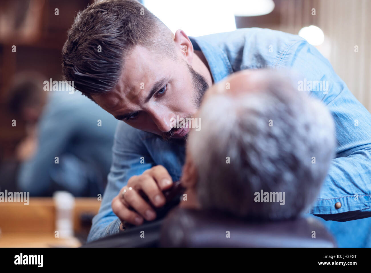 Professionellen männlichen Barbier Bart Styling zu tun Stockfoto