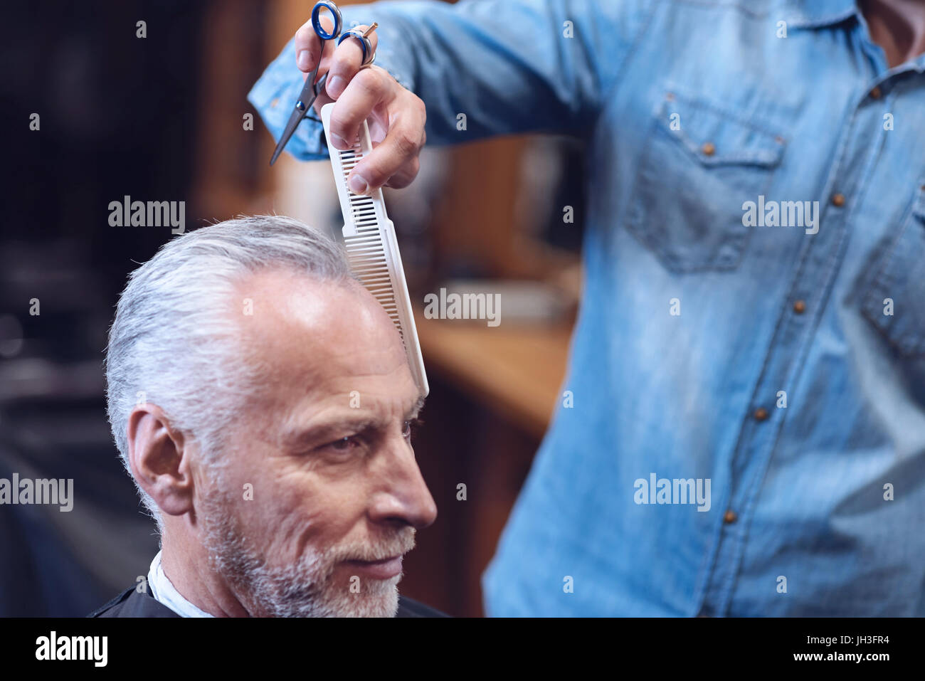 Professionelle männliche Friseur seinen Kunden Haar kämmen Stockfoto