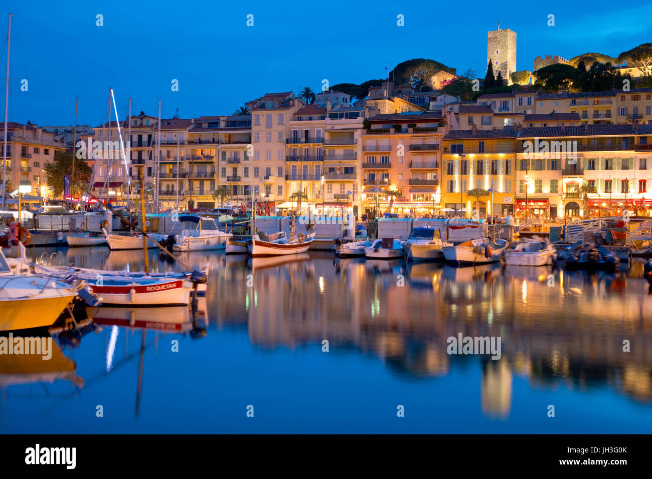 Alten Hafen, Le Suquet, Cannes, Frankreich in der Abenddämmerung Stockfoto