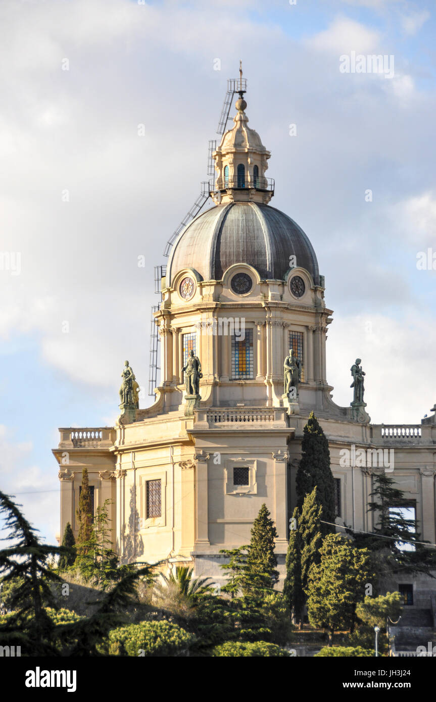 Die Kuppel der Schrein von Christus, dem König, Sacrario di Christo Re, in Messina, Sizilien, Italien. Stockfoto