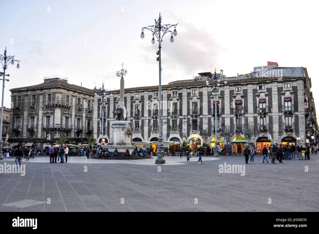 Die Fontana dell'Elefante in der Piazza del Duomo, Catania, Sizilien, Italien. Stockfoto