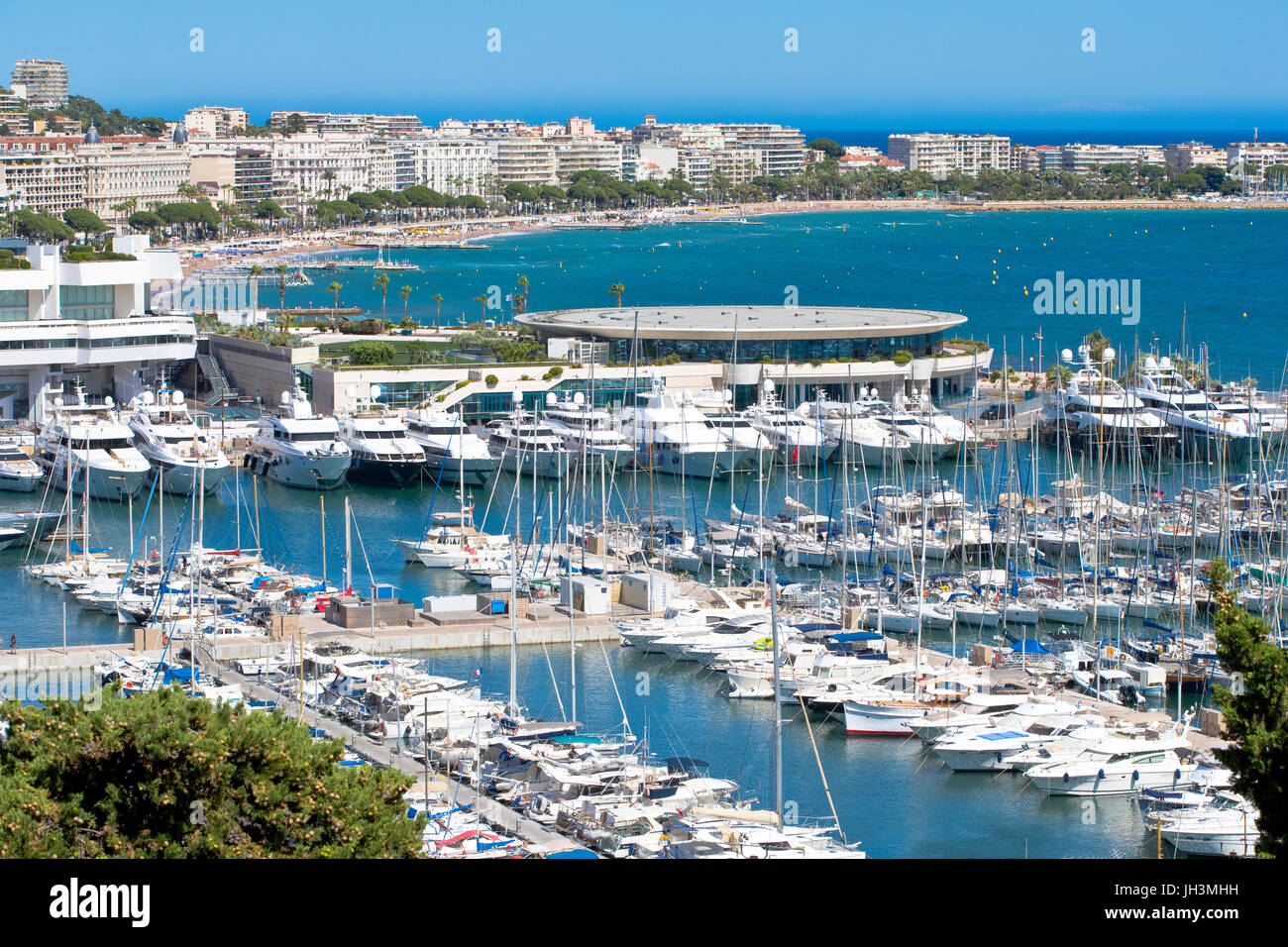 Alten Hafen und dem Palais des Festivals et des Congrès mit la Croisette, Cannes, Frankreich Stockfoto