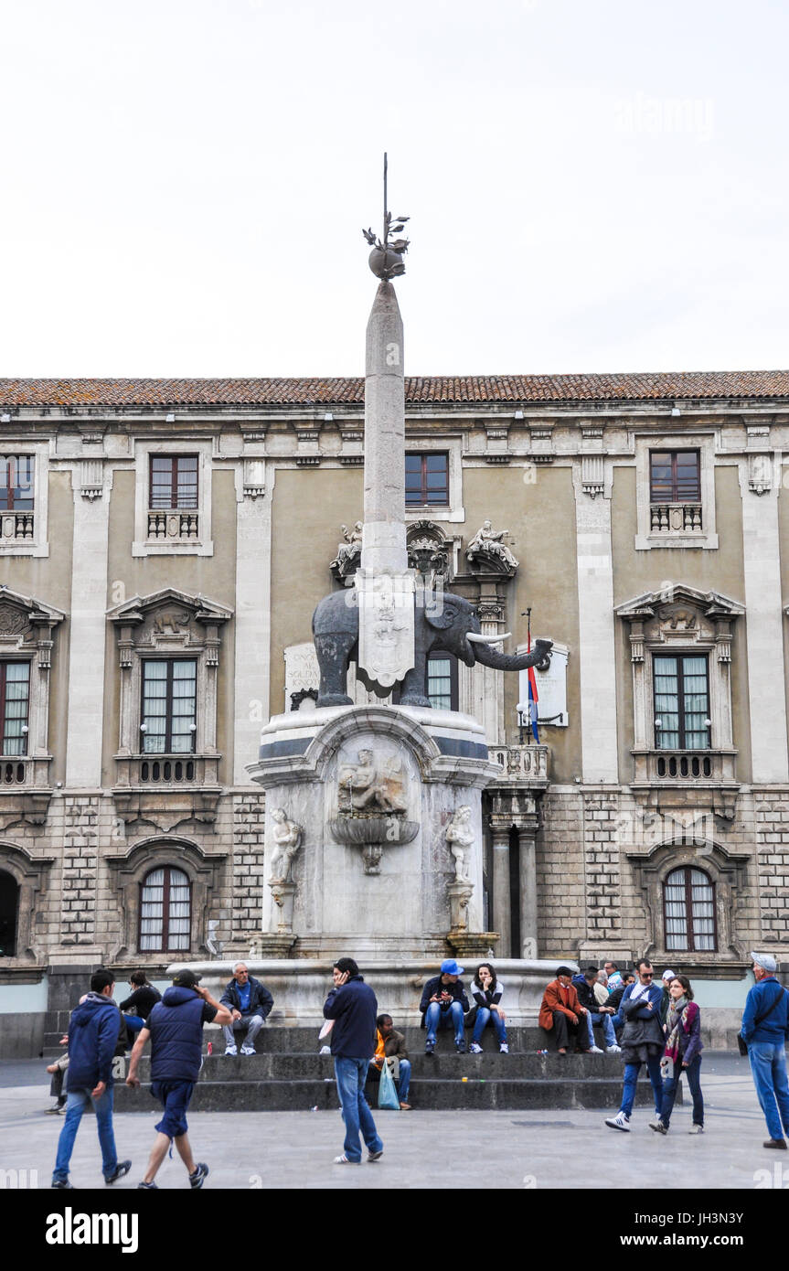Die Fontana dell'Elefante in der Piazza del Duomo, Catania, Sizilien, Italien. Stockfoto