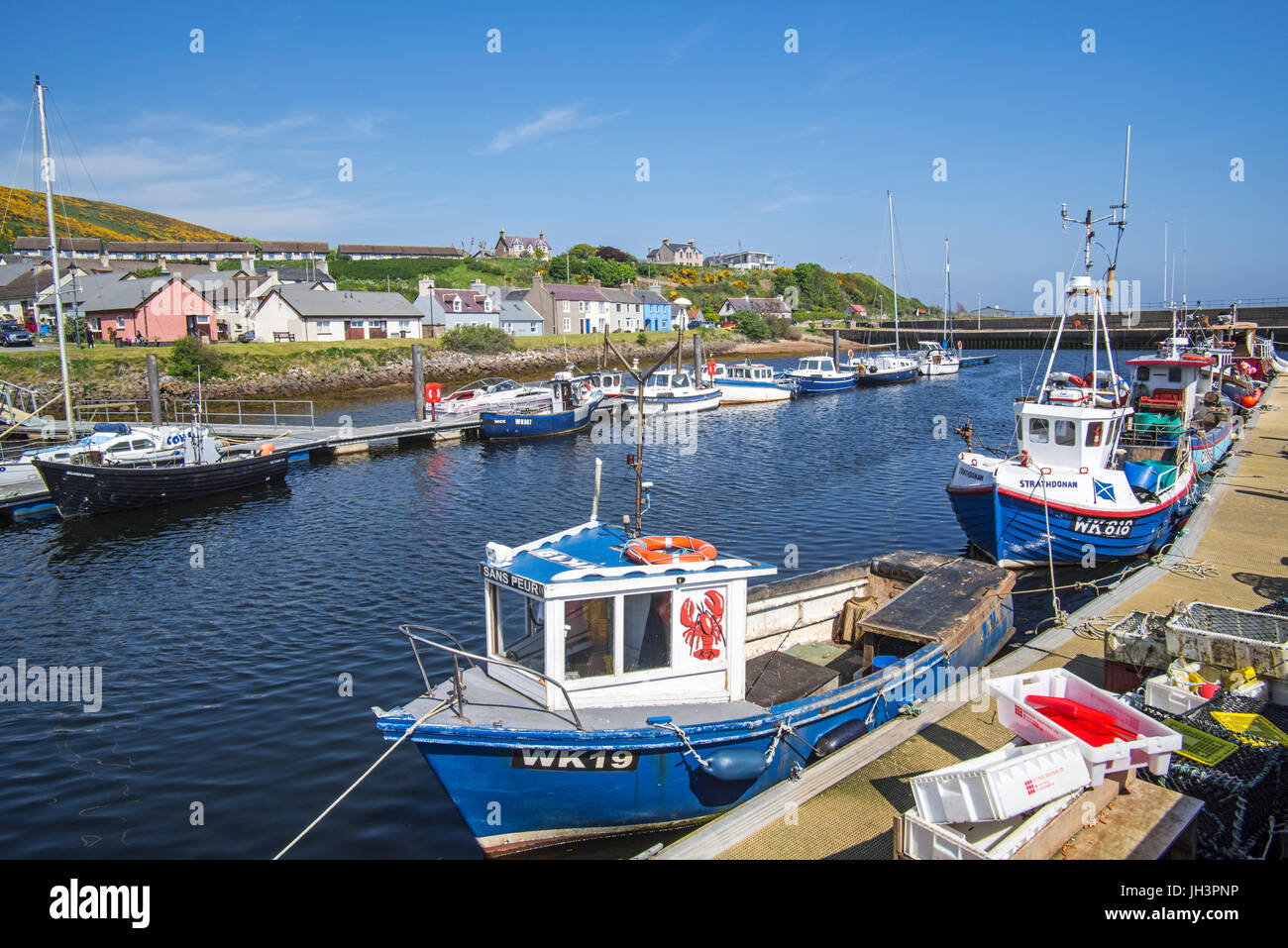 Angelboote/Fischerboote im Hafen von Helmsdale, Sutherland, Schottisches Hochland, Schottland, UK Stockfoto