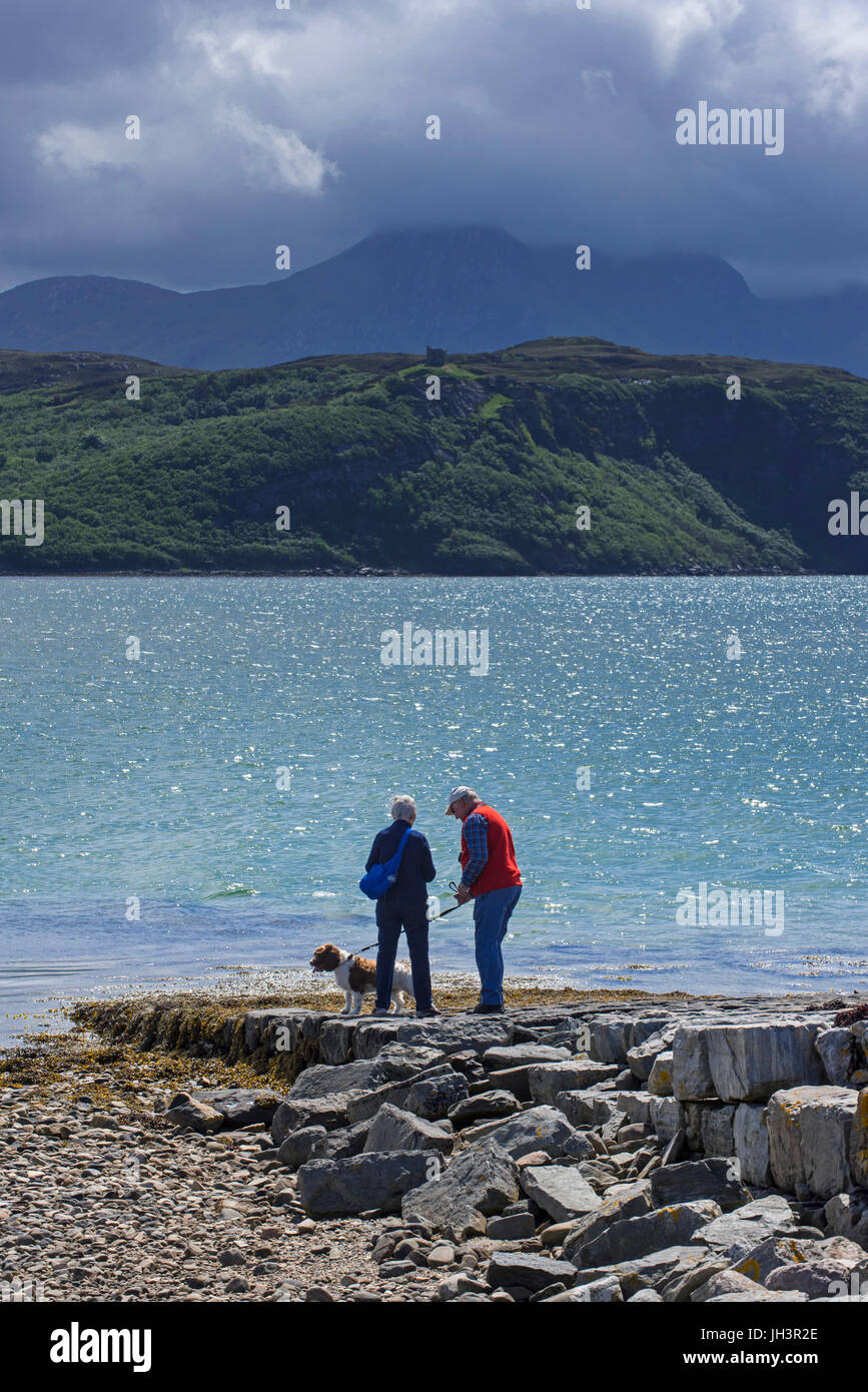 Touristen auf der Suche über Ben Loyal und Kyle of Tongue, seichtes Meer See im Nordwesten Highland, Sutherland, Schottisches Hochland, Schottland, UK Stockfoto