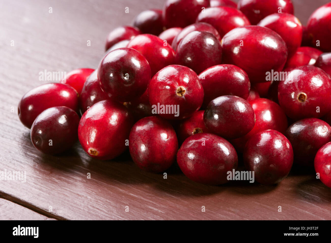 Wilde Preiselbeeren auf hölzernen Hintergrund. Studio gedreht retuschiert Stockfoto