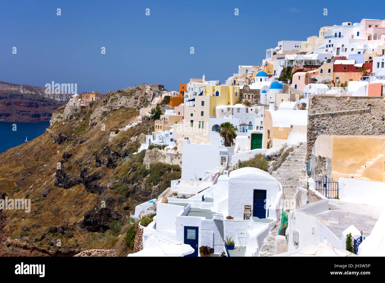 Höhle Appartments am Kraterrand, beliebte Unterkunft im Dorf Oia, Santorin, Kykladen, Ägäis, Griechenland Stockfoto