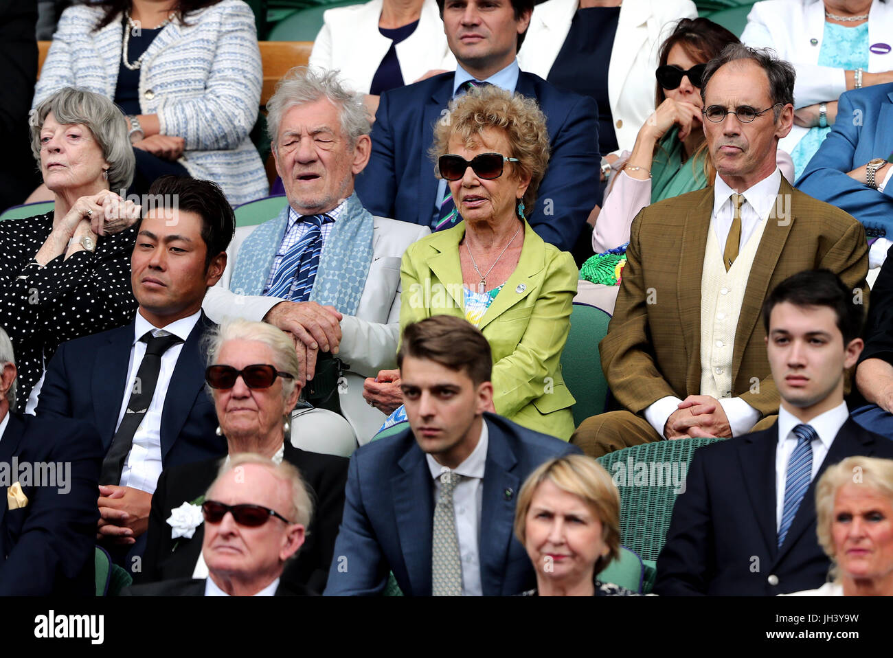 Dame Maggie Smith (links), Ian McKellen und Mark Rylance (rechts) in die Fürstenloge des Zentrum Gericht am Tag neun der Wimbledon Championships in The All England Lawn Tennis and Croquet Club, Wimbledon. Stockfoto