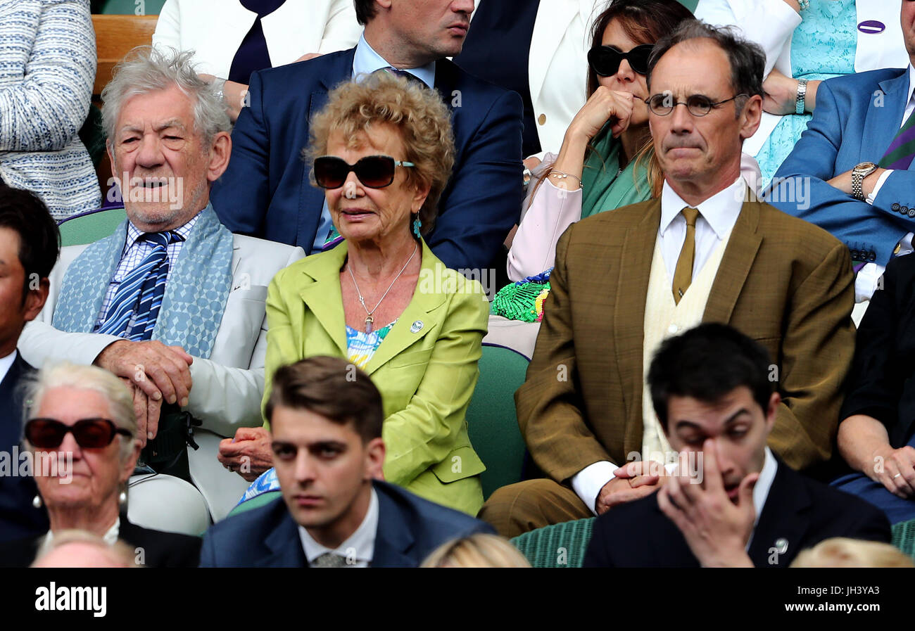 Ian McKellen (links) und Mark Rylance (rechts) in der royal Box der Centre-Court am Tag neun der Wimbledon Championships in The All England Lawn Tennis and Croquet Club, Wimbledon. Stockfoto