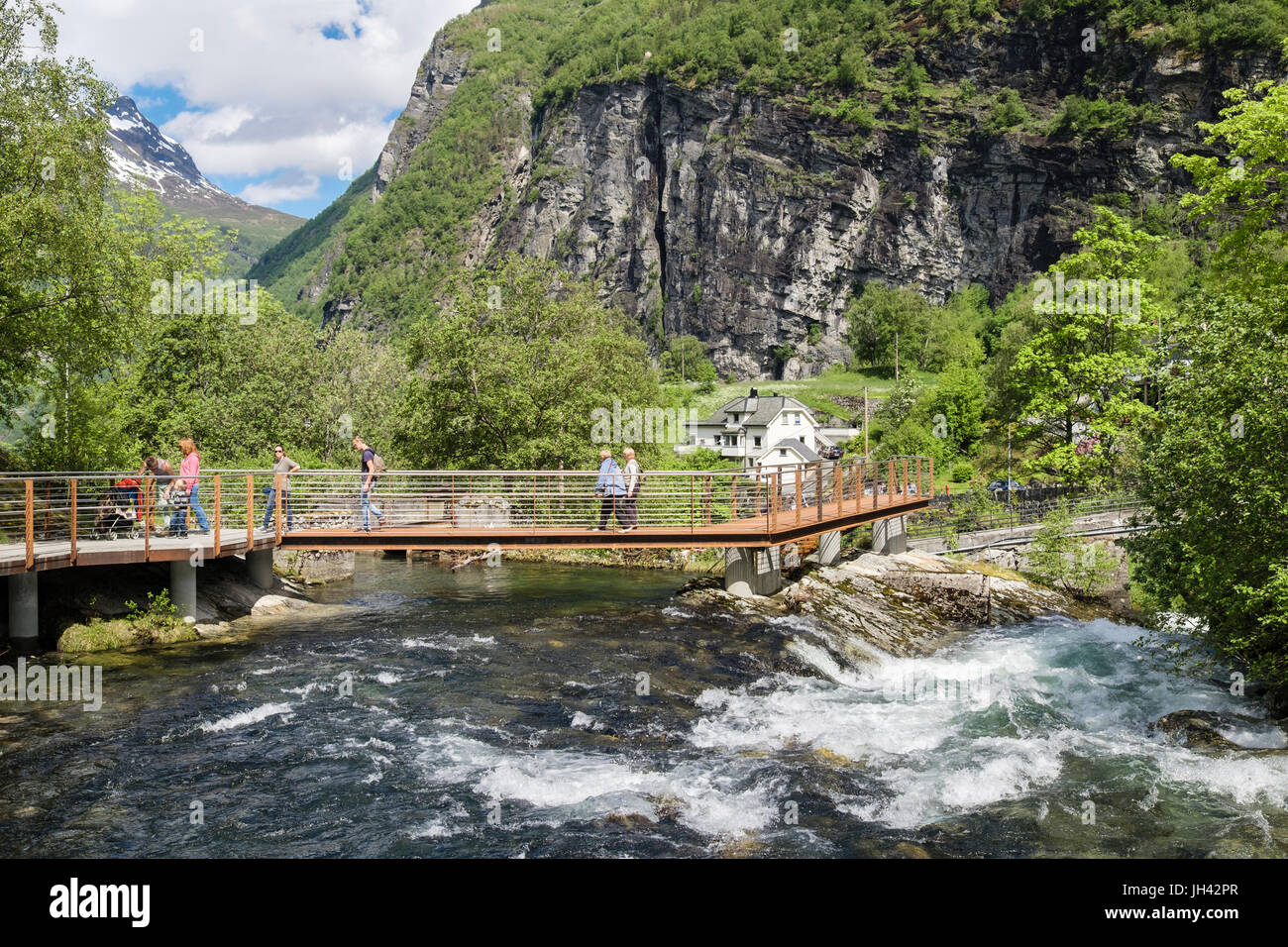 Fußgängerzone und Fußgängerbrücke über Geirangelva Fluss, Dorf Geiranger, Sunnmøre Region Møre Og Romsdal Grafschaft, Norwegen, Scandinavia Stockfoto