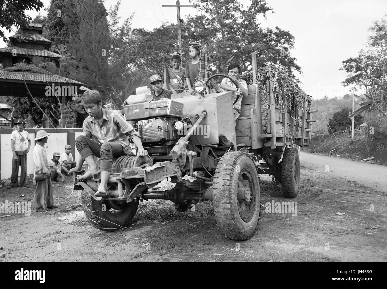 Oldtimer LKW noch in weit verbreiteten Einsatz heute in Myanmar. Geändert von WW2 ex-British Army kanadischen Militär Muster (CMP) Chevrolet C60 LKW Stockfoto