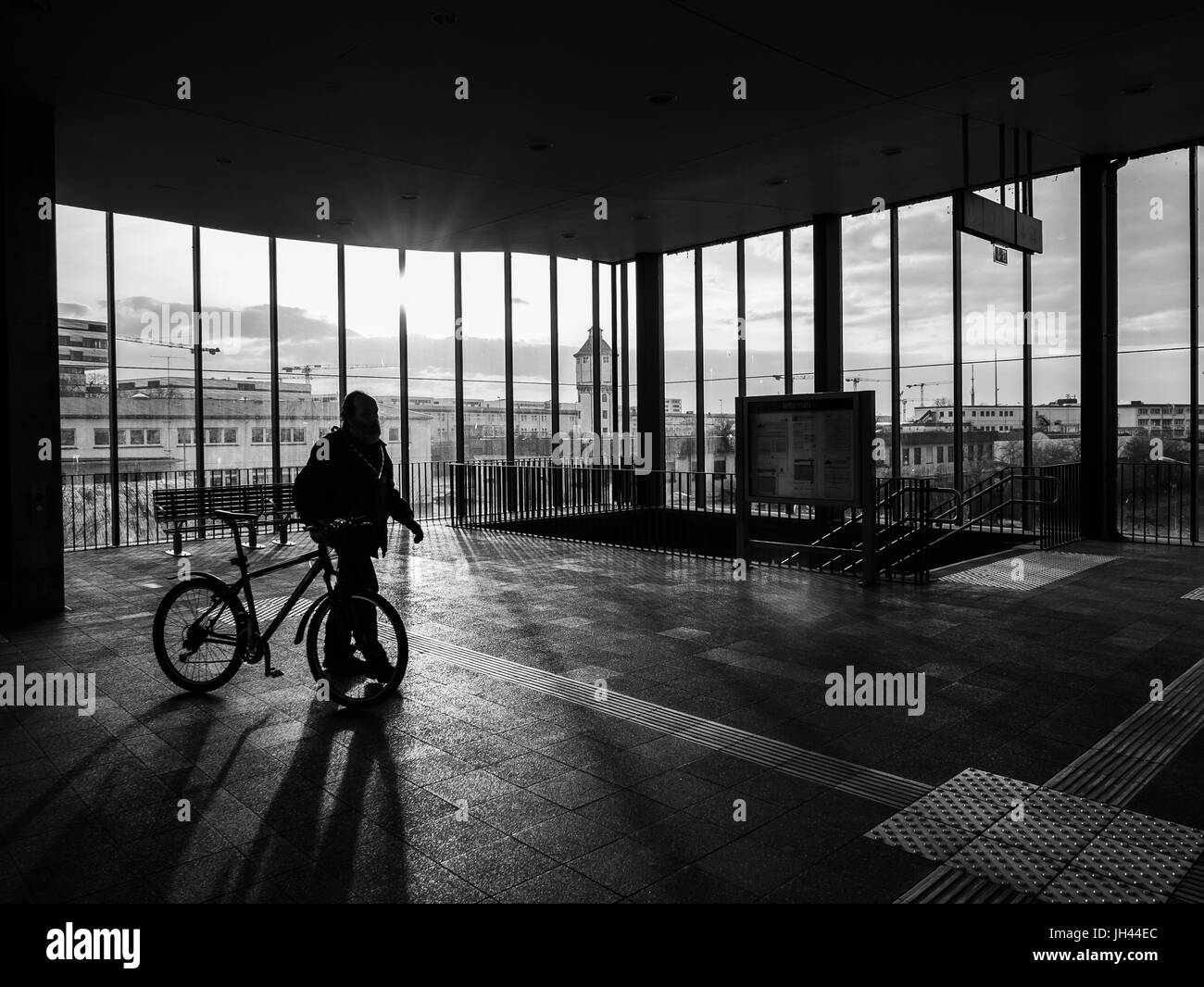 Heidelberg, Deutschland - 26. Februar 2016 - Menschen am Bahnhof Stockfoto