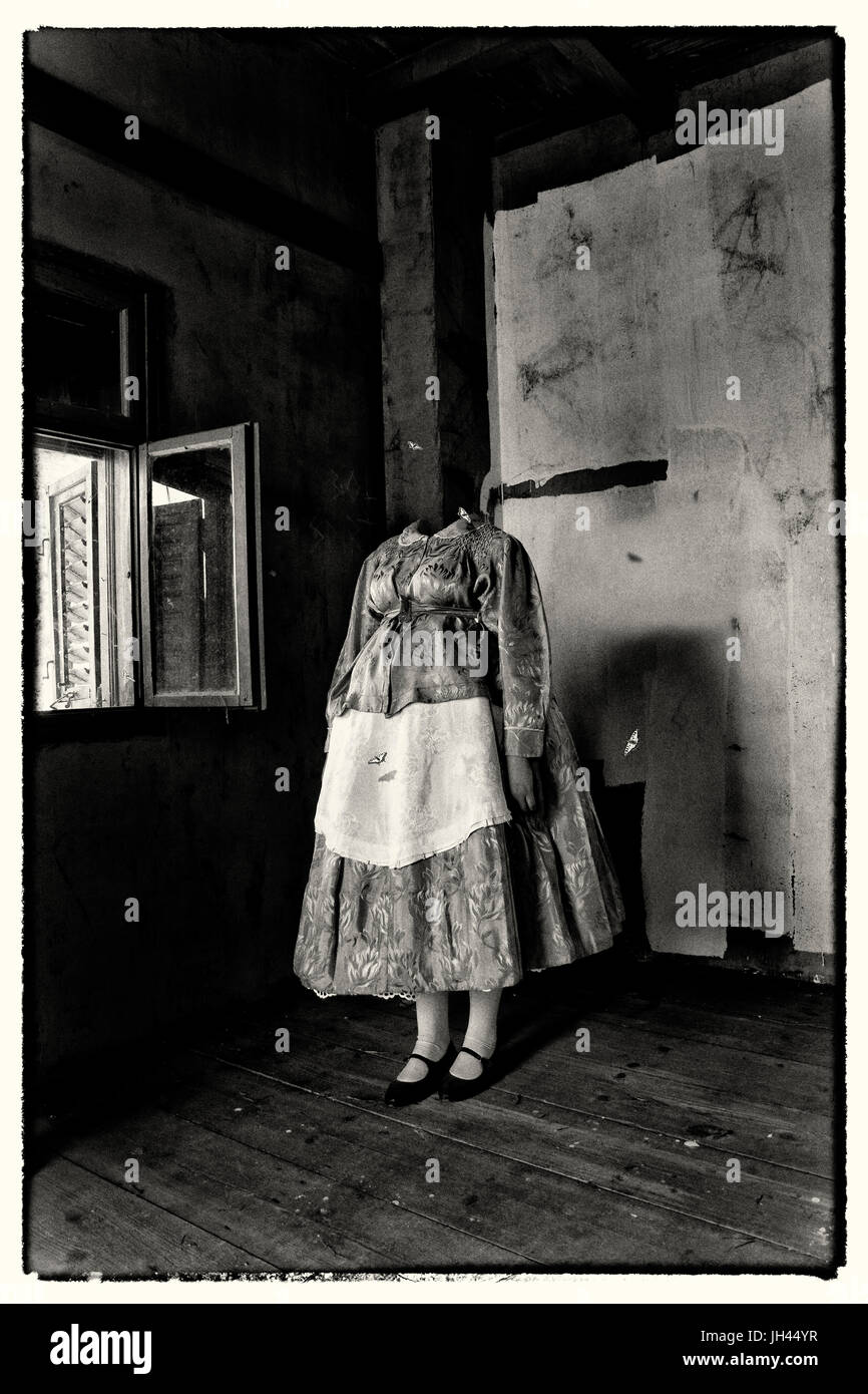 Mixed-Media-Artwork. Frau ohne Kopf, ein traditionelles Kleid, stehend in den dunklen Raum, umgeben von Schmetterlingen. Ein altes Foto Blick hinzugefügt. Stockfoto