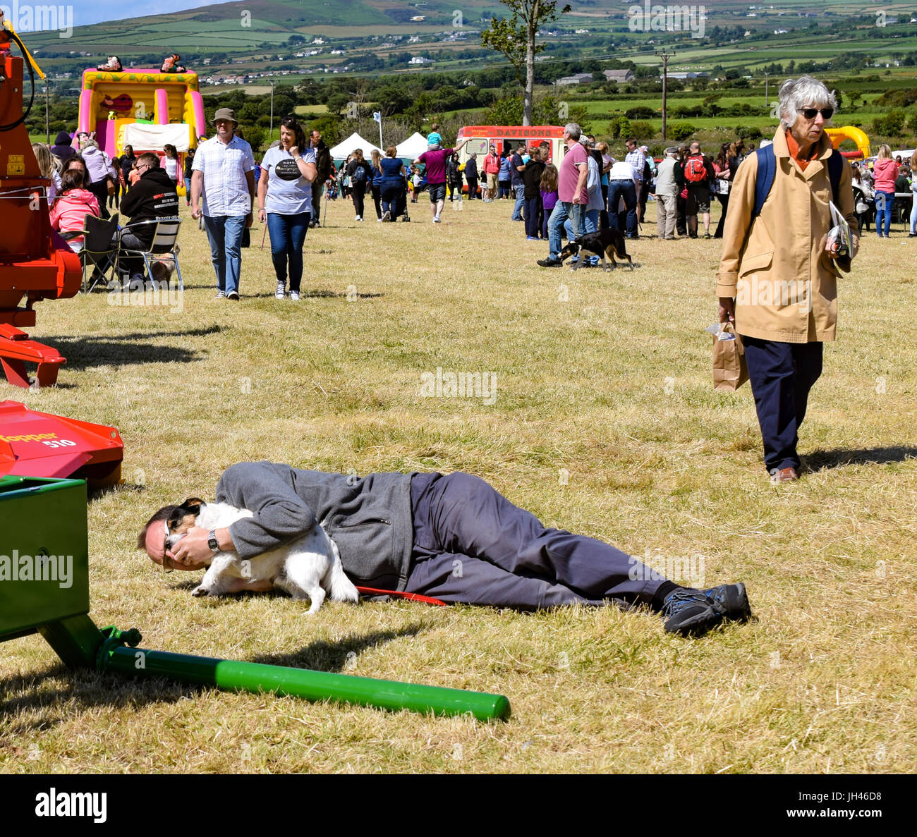 Mann spielt mit seinem Hund an der südlichen Landwirtschaft zeigen Stockfoto