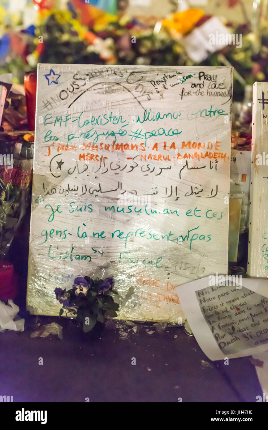 Spontane Hommage an die Opfer der Terroranschläge in Paris, den 13. November 2015: Hinweis Stockfoto