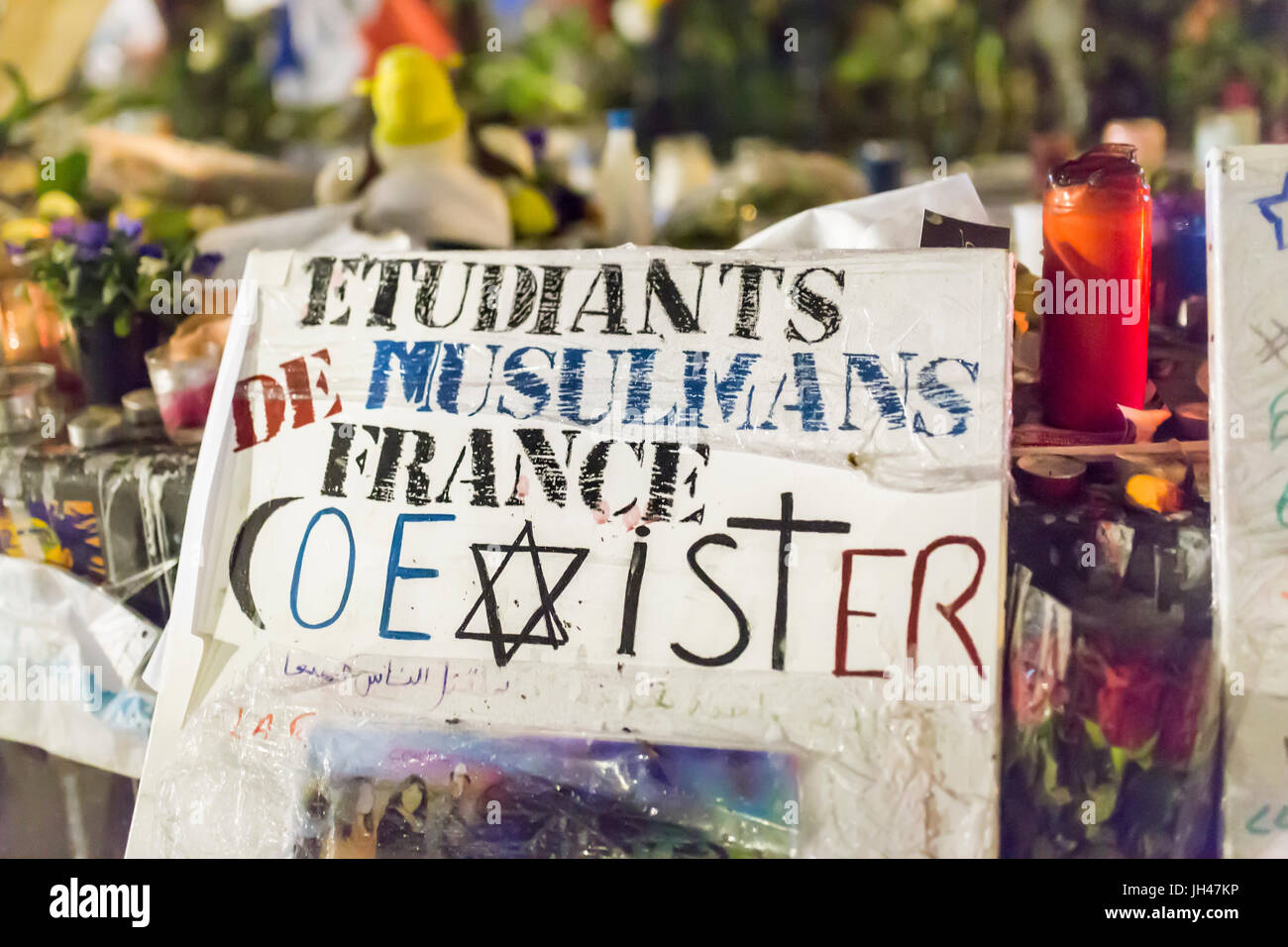 Muslimische Halbmond katholische Kreuz jüdischen Stern, koexistieren (miodozeniec), betet für Paris. Hommage an die Opfer der Terroranschläge in Paris 11 2015 Stockfoto