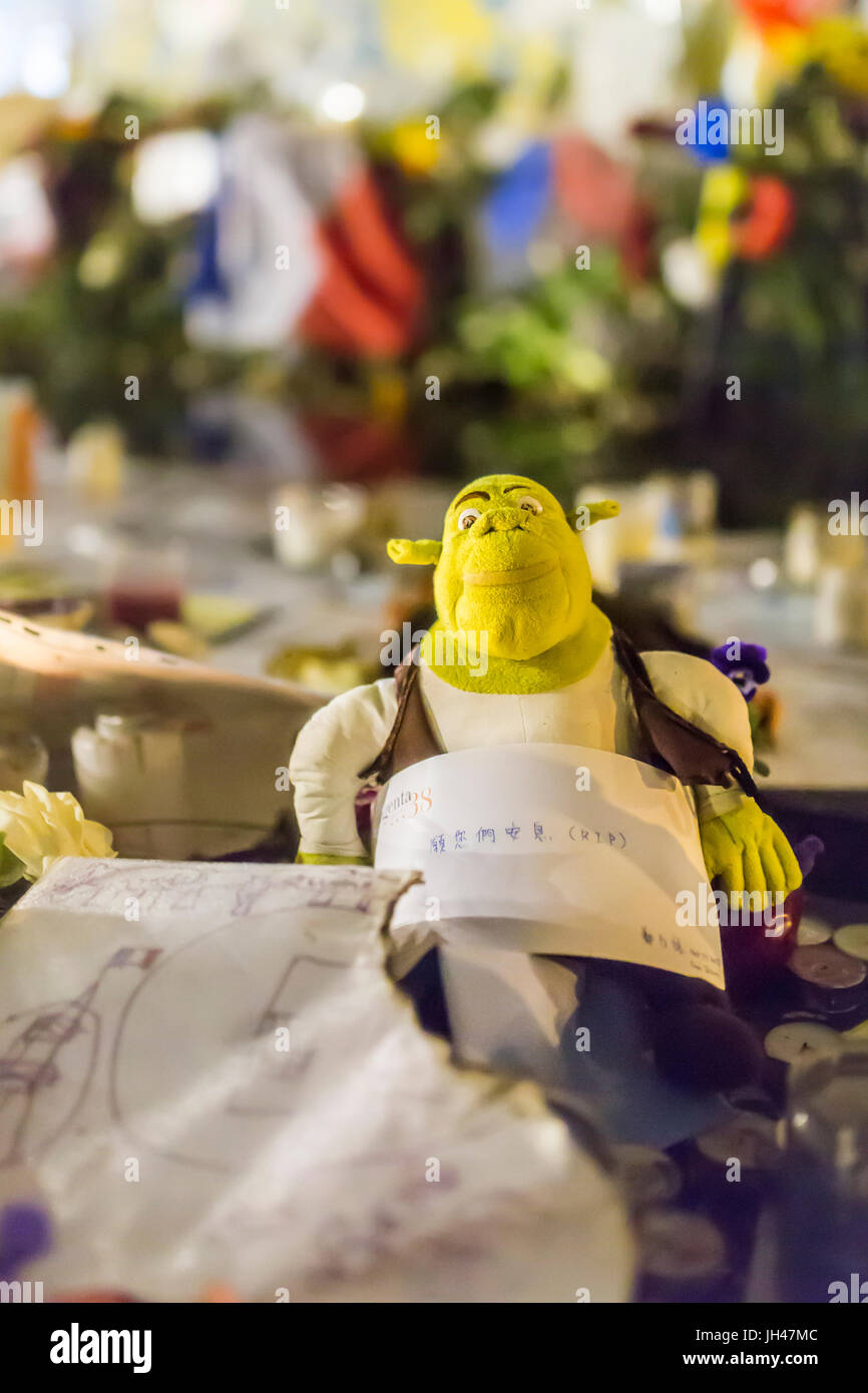 Shrek ist Zwiesprache mit der Pariser. Spontane Hommage an die Opfer der Terroranschläge in Paris, den 13. November 2015. Stockfoto