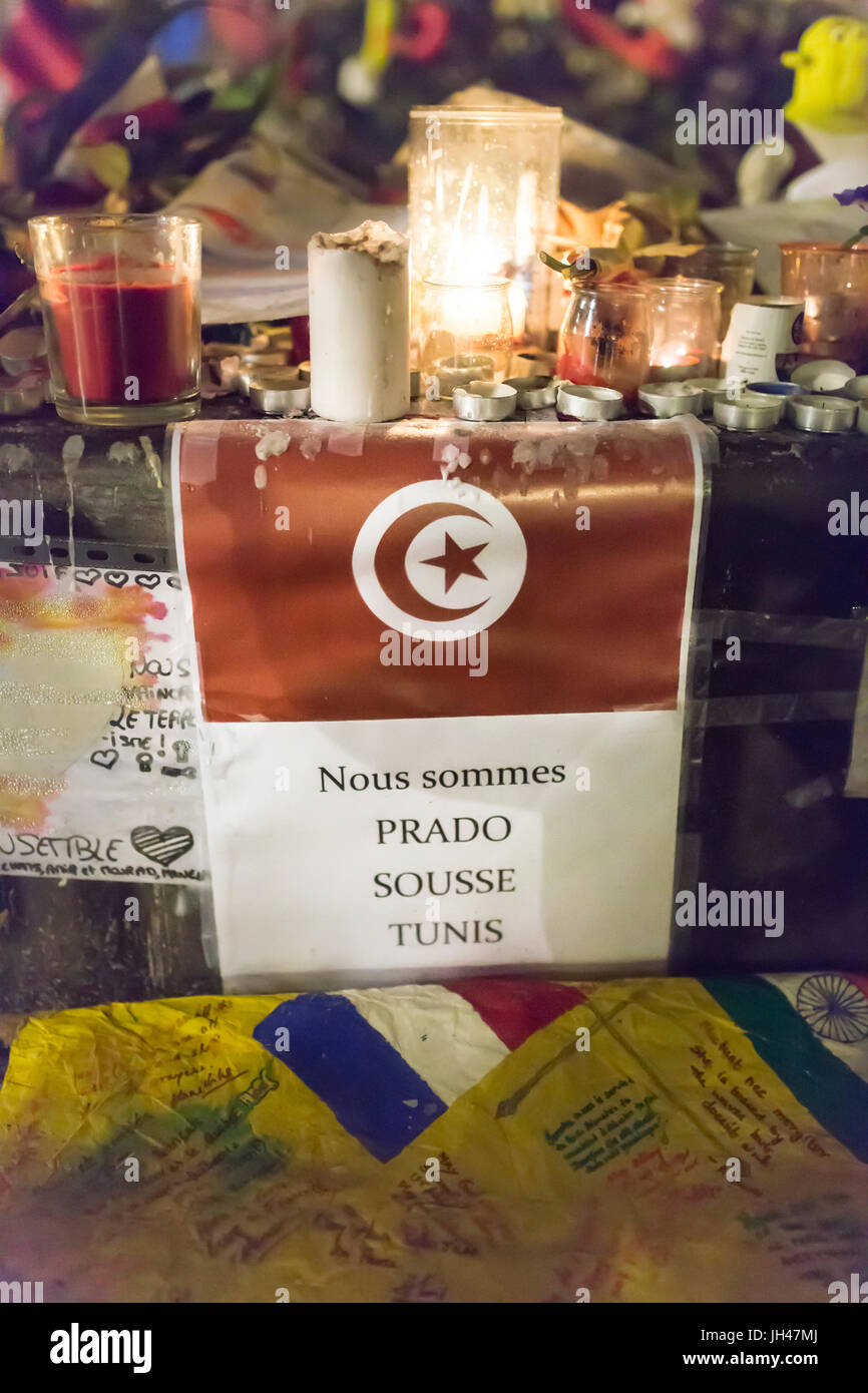 Tunesien Flagge mit einem Hinweis Wir sind Prado sousse Tunis. Spontane Hommage an die Opfer der Terroranschläge in Paris, den 13. November 2015. Stockfoto