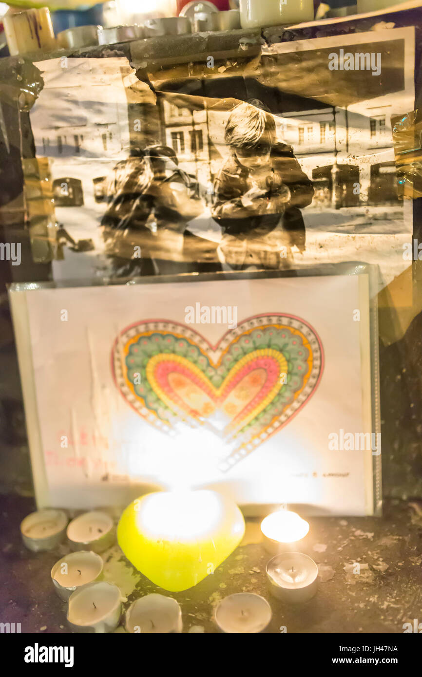 Herz Zeichnung und Foto des Opfers in der Schimmer einer Kerze. Hommage an die Opfer der Terroranschläge in Paris, den 13. November 2015: Stockfoto