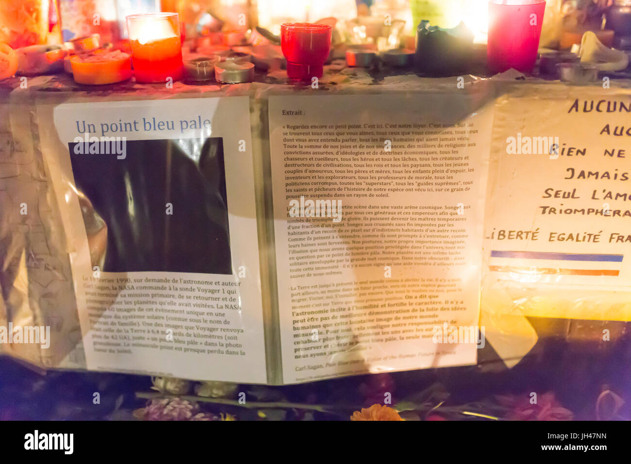 Das Buch Hellblau schwärmerisch, Carl Sagan in Paris. Spontane Hommage an die Opfer der Terroranschläge in Paris, den 13. November 2015. Stockfoto