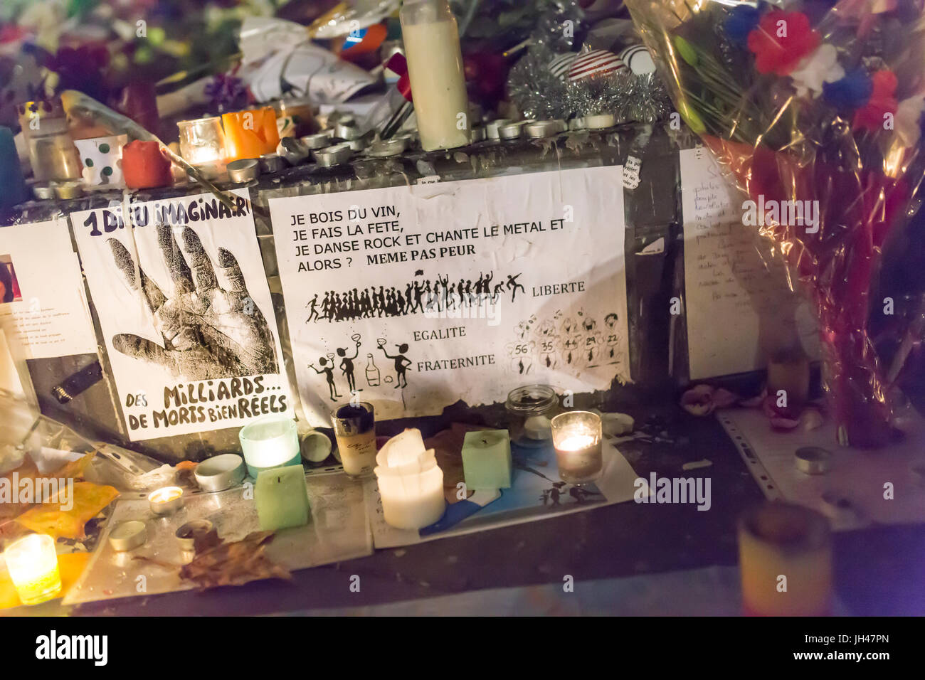 Paris lebt noch, keine Angst. ein paar Noten. Spontane Hommage an die Opfer der Terroranschläge in Paris, den 13. November 2015. Stockfoto