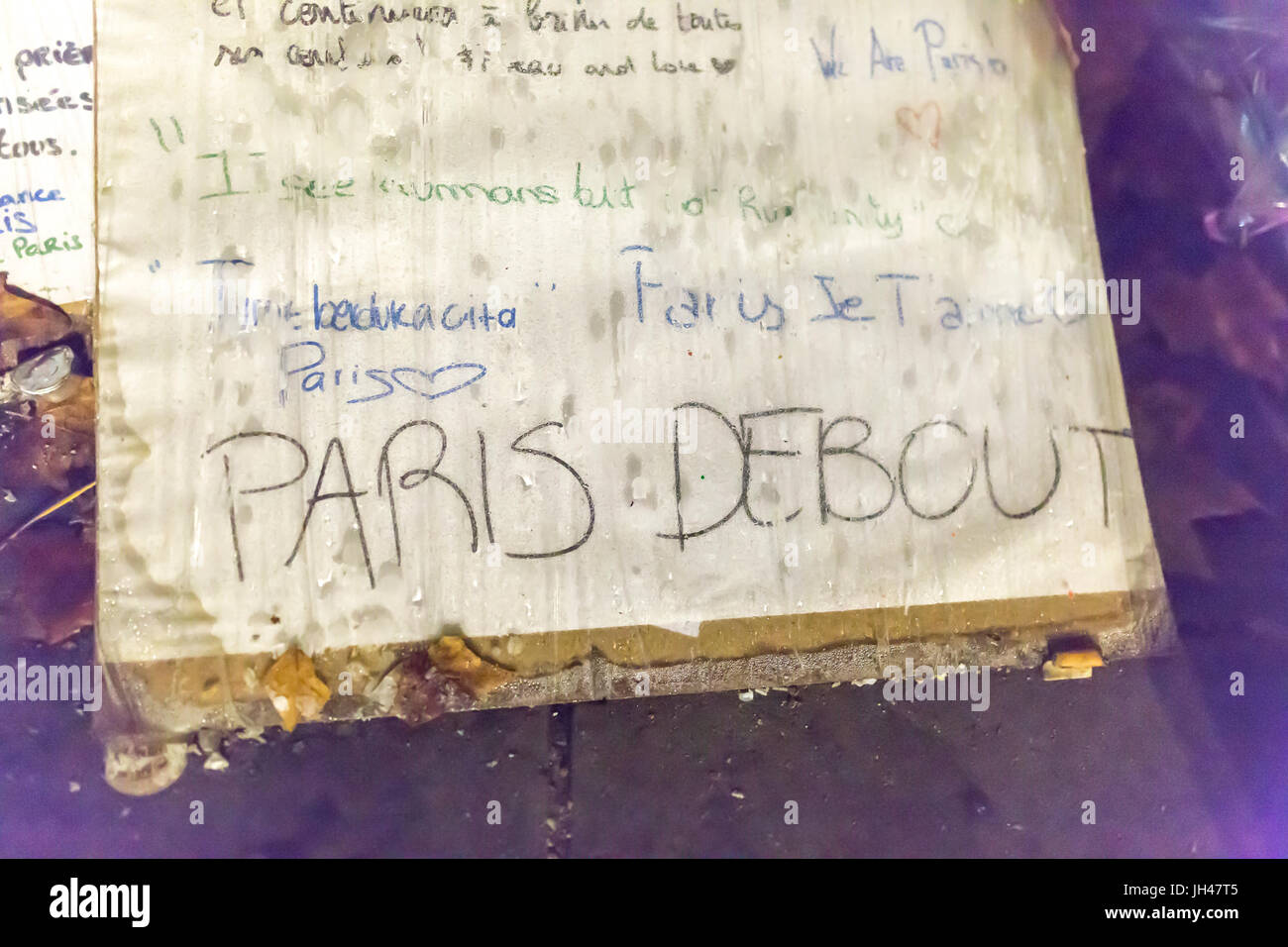 Hinweis: Die ständigen Paris, Paris debout. Spontane Hommage an die Opfer der Terroranschläge in Paris, den 13. November 2015. Stockfoto