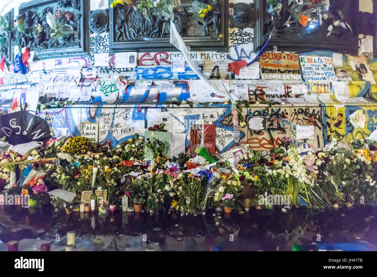 Spontane Hommage an die Opfer der Terroranschläge in Paris, den 13. November 2015. Blumen und Hommage an die Statue Place de la Republique Stockfoto