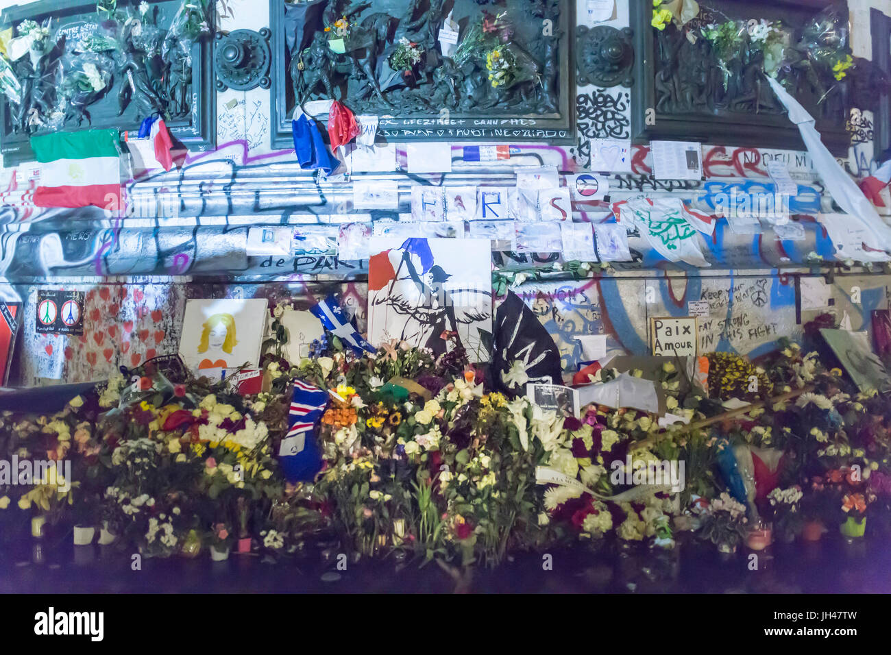 Marianne mit ihren französischen Flagge, Blumen, Kerzen, Place de la Republique. Hommage an die Opfer der Terroranschläge in Paris am 13. November. Stockfoto