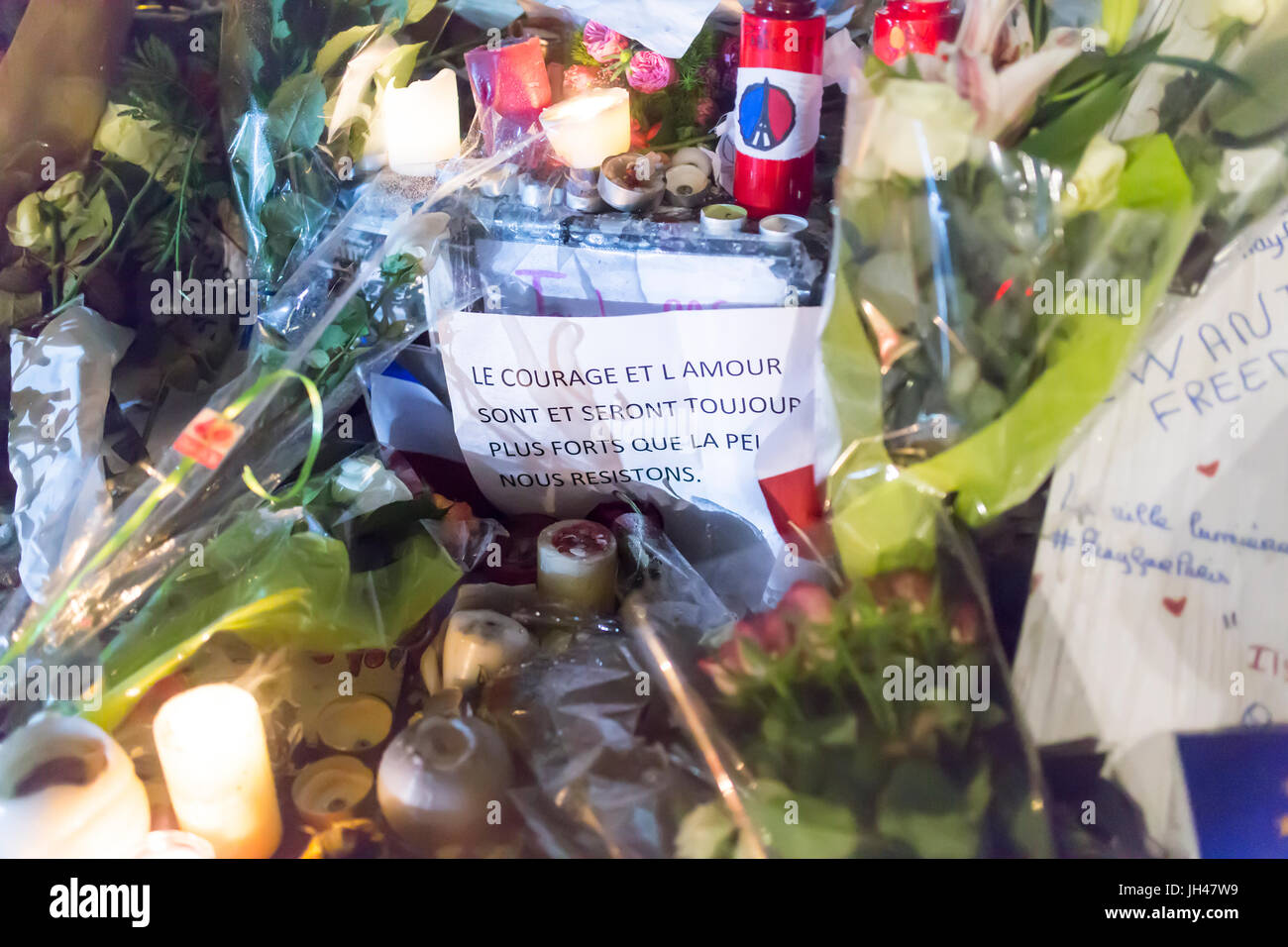 Le Courage et l'Amour Toujours seront plus fort que la peur. Hommage an die Opfer der Terroranschläge in Paris, den 13. November 2015. Stockfoto