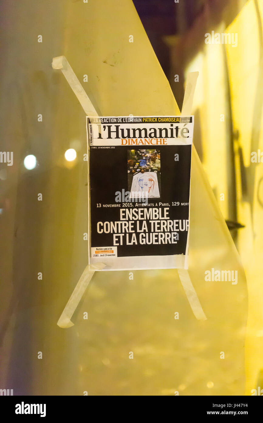 Die Zeitung L'Humanité: Insgesamt gegen Angst und Krieg. Hommage an die Opfer der Terroranschläge in Paris, den 13. November 2015. Stockfoto