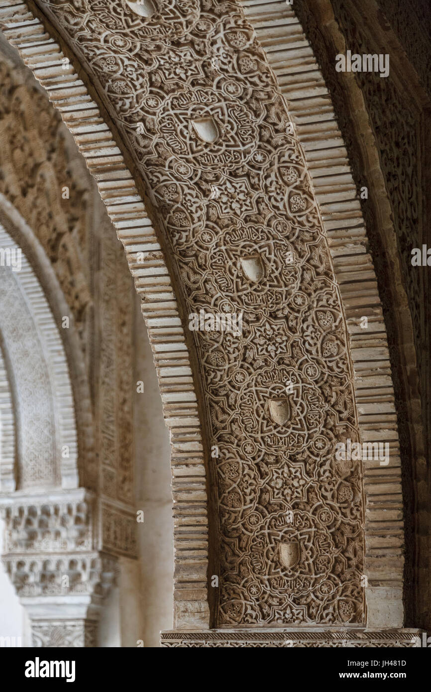 Aufwendig detaillierte Bögen, Nasridenpaläste, der Alhambra, Granada, Spanien Stockfoto