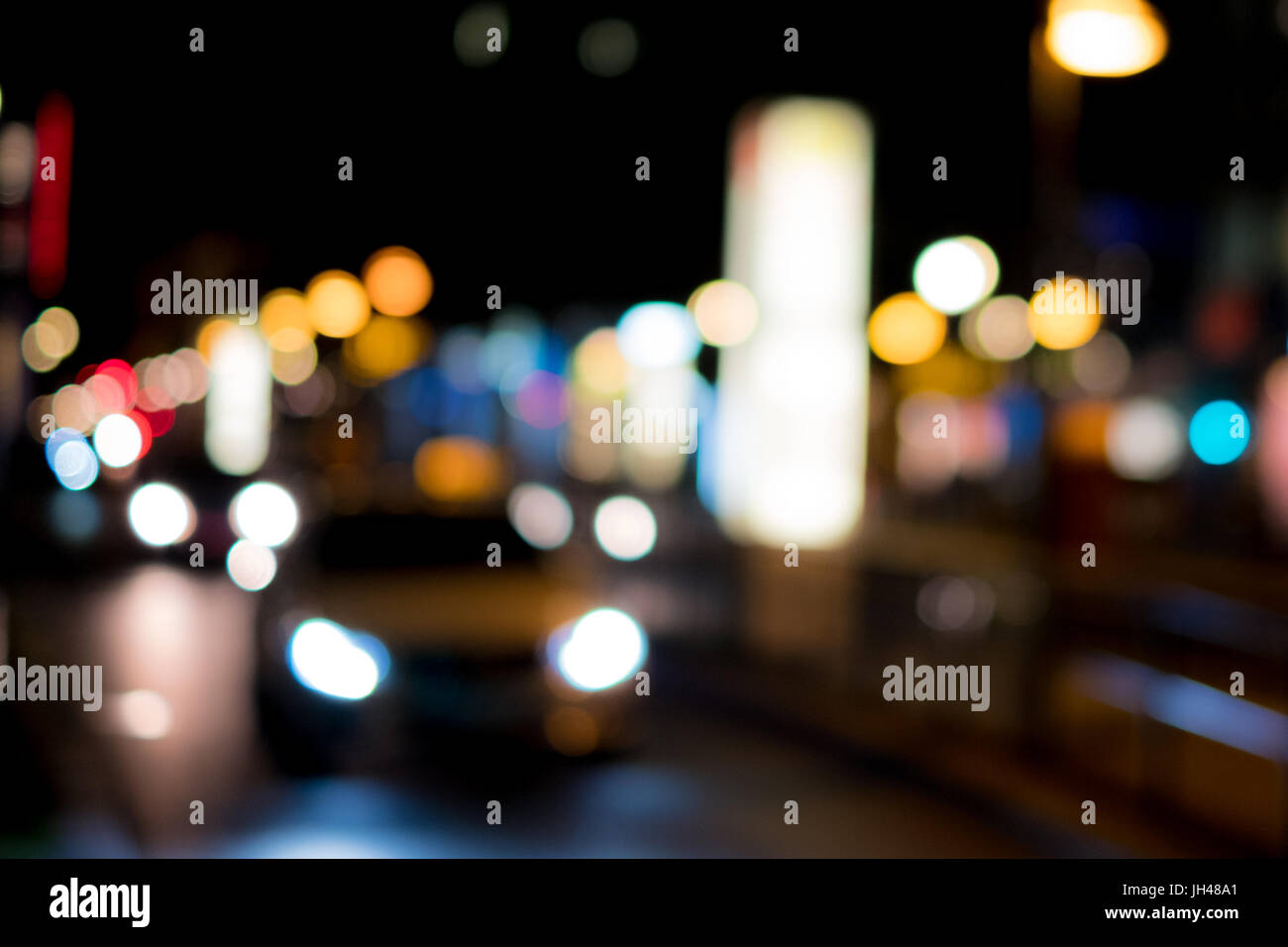 Verschwommene Sicht auf Taxi Auto in der Nacht - Straßenszene, Stadt-Lichter in der Nacht Stockfoto