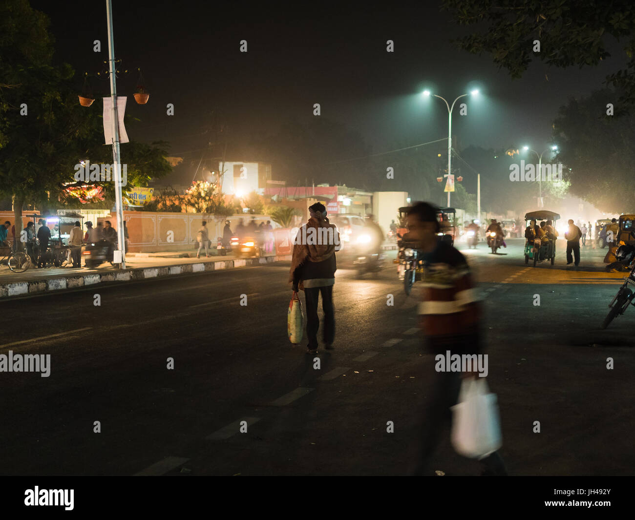 Delhi, Indien - Unschärfe 27. Dezember 2015 - absichtlich Aufnahmen von den Straßen von Delhi in der Nacht Stockfoto