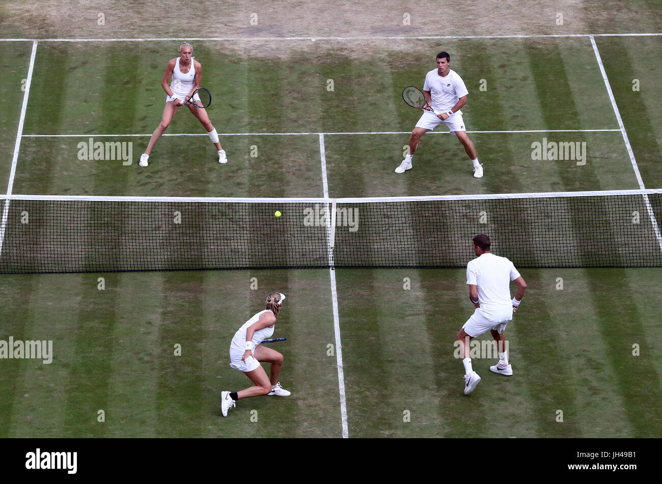 Jocelyn Rae und Ken Skupski (Spitzenplatz) im Kampf gegen Max Mirnyi und Ekaterina Makarova im gemischten Doppel am 9. Tag der Wimbledon-Meisterschaft im All England Lawn Tennis and Croquet Club, Wimbledon. Stockfoto