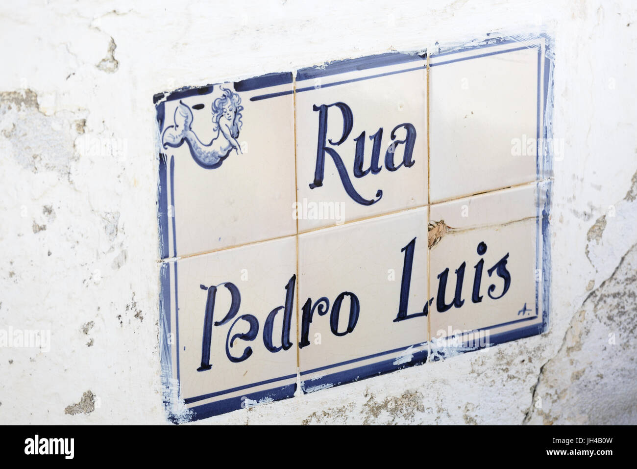 Dekoriert, bemalte Keramik weiß blau Straßennamen Schild Rua Pedro Luis, Portugal Stockfoto