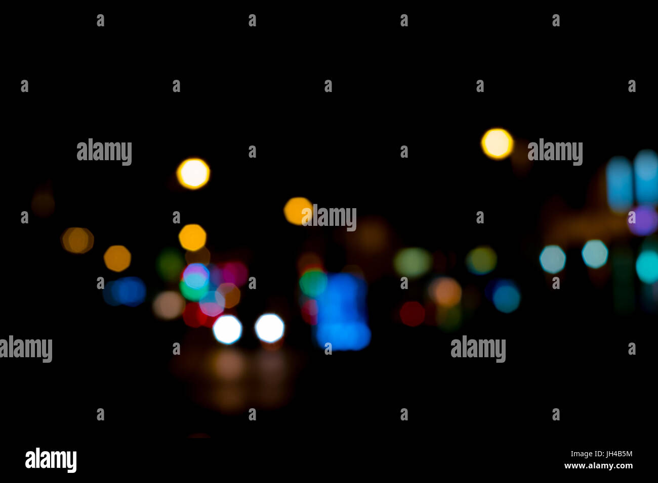 abstrakte Straßenbeleuchtung nachts, Bokeh, Stadt-Lichter in der Nacht Stockfoto