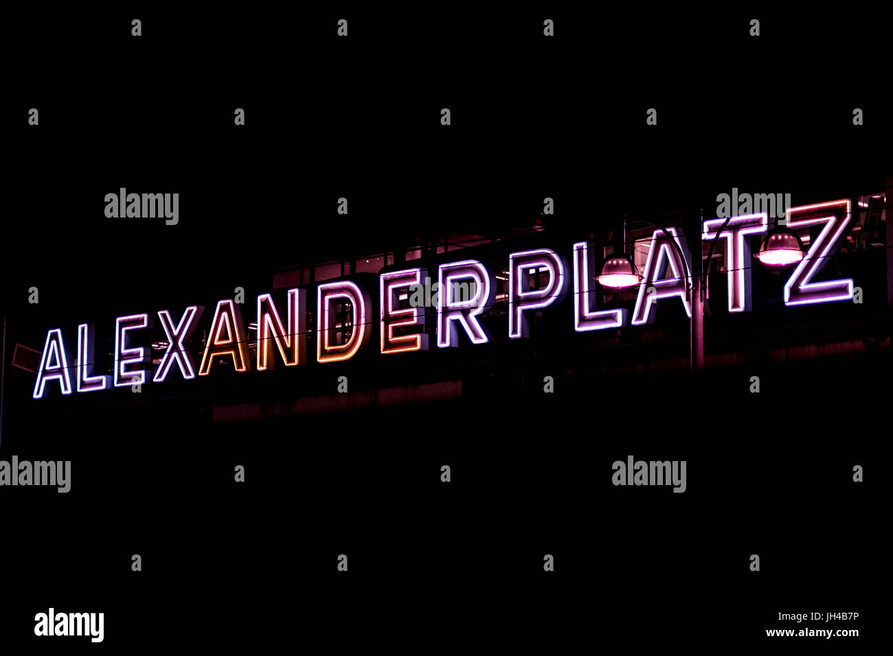 Berlin, Deutschland - 11. Juli 2017: Leuchtbuchstaben der Alexanderplatz Zug Bahnhof Strasse in der Nacht in Berlin, Deutschland. Stockfoto