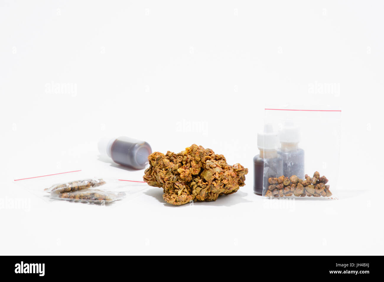 Bee Propolis Klumpen und eine Lösung von Propolis. Selektiven Fokus. Stockfoto