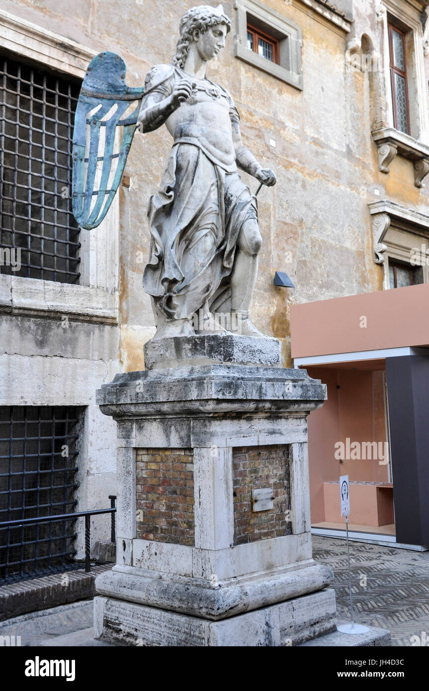Statue des heiligen Erzengels Michael, Skulpturen von Raffaello da Montelupo, auf dem Gelände des Castel Sant'Angelo, Rom, Italty. Stockfoto