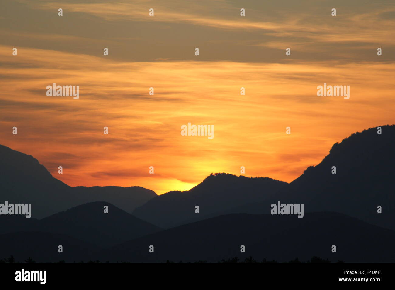 Alpen-Sonnenuntergang / Berg-Silhouette-Sonnenuntergang Stockfoto