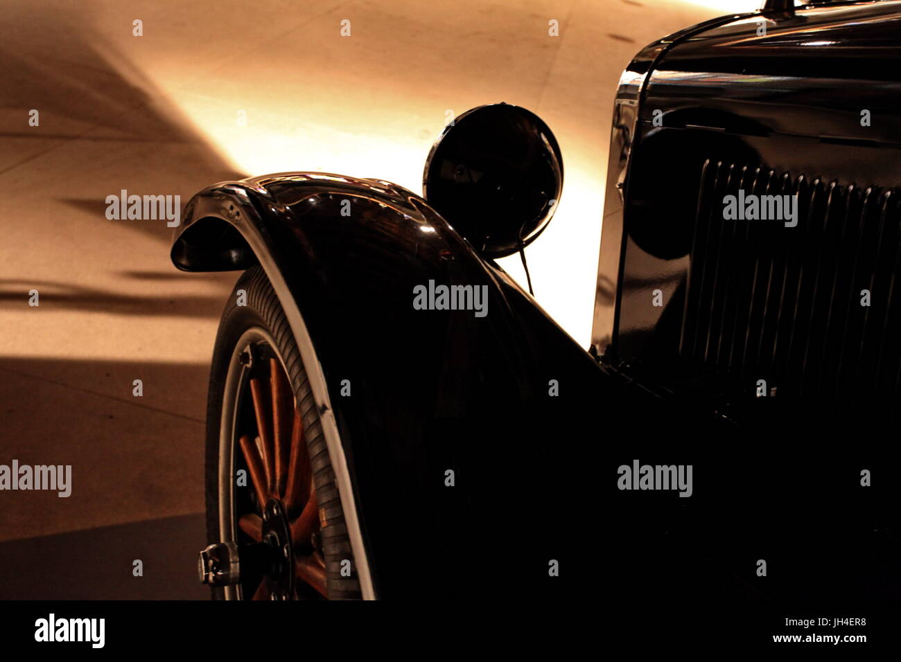 Nacht, Retro-Auto bewegt sich mit Scheinwerfer, Seitenansicht Stockfoto