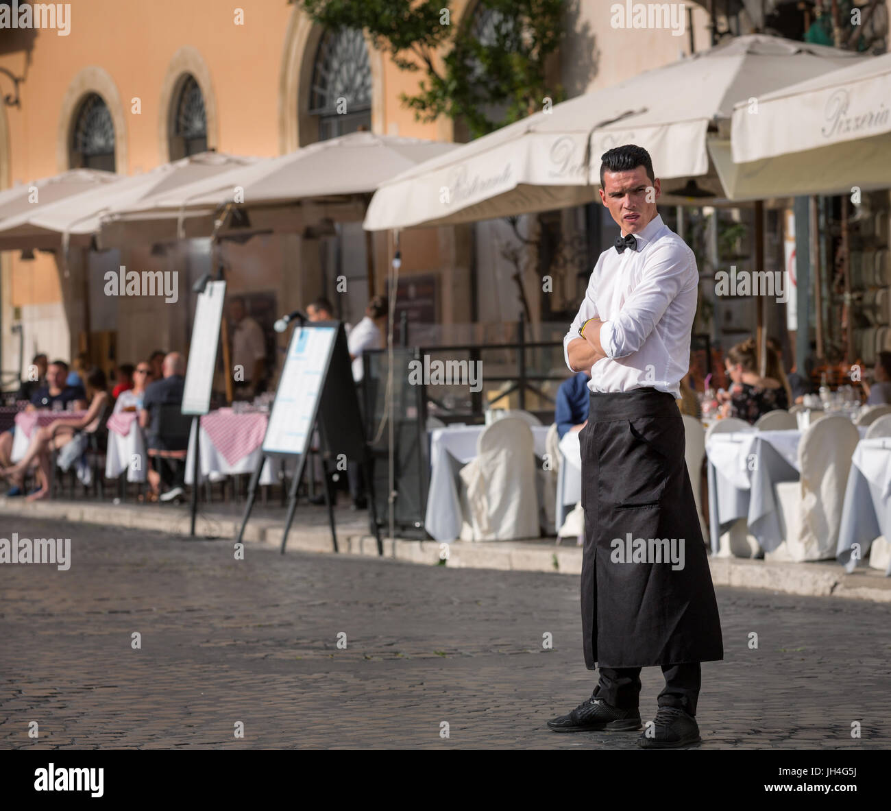 Italienische Kellner außerhalb des Restaurants in Rom, Italien Stockfoto