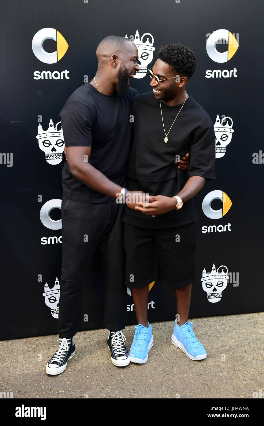 Dumi Oburota (links) und Tinie Tempah Teilnahme an dem Tinie Tempah stören London Smart Auto Celebrity Launch Party statt in Hoxton Docks, London. PRESSEVERBAND Foto. Bild Datum: Mittwoch 12. Juli 2017. Siehe Bildnachweis PA Geschichte lesen sollte: Ian West/PA Wire Stockfoto