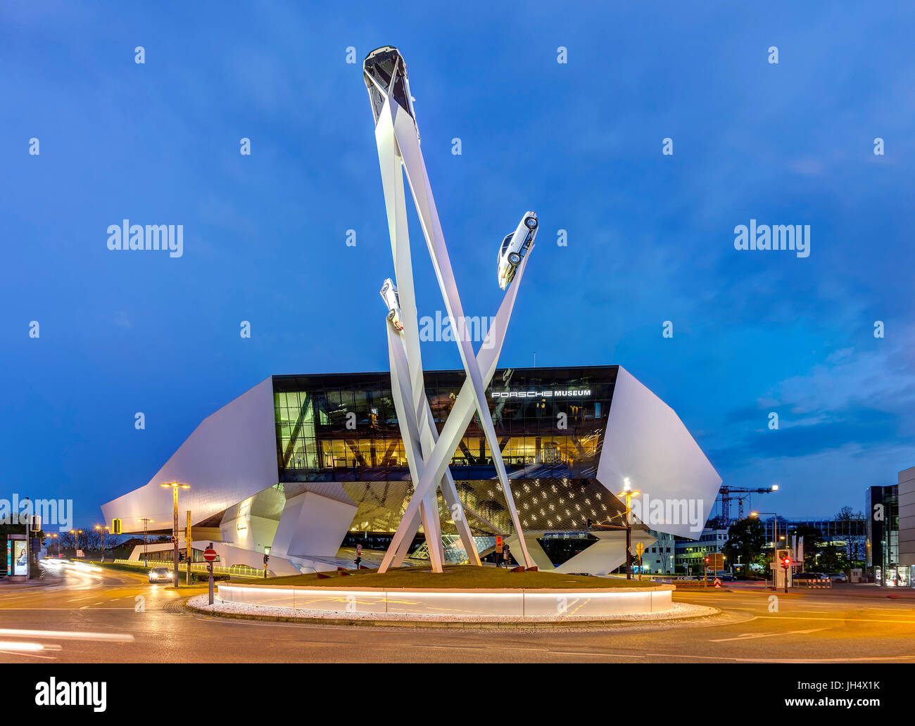 Porsche Museum in Stuttgart-Zuffenhausen, außen, mit Kunstwerken Inspiration 911' am Porscheplatz Stockfoto