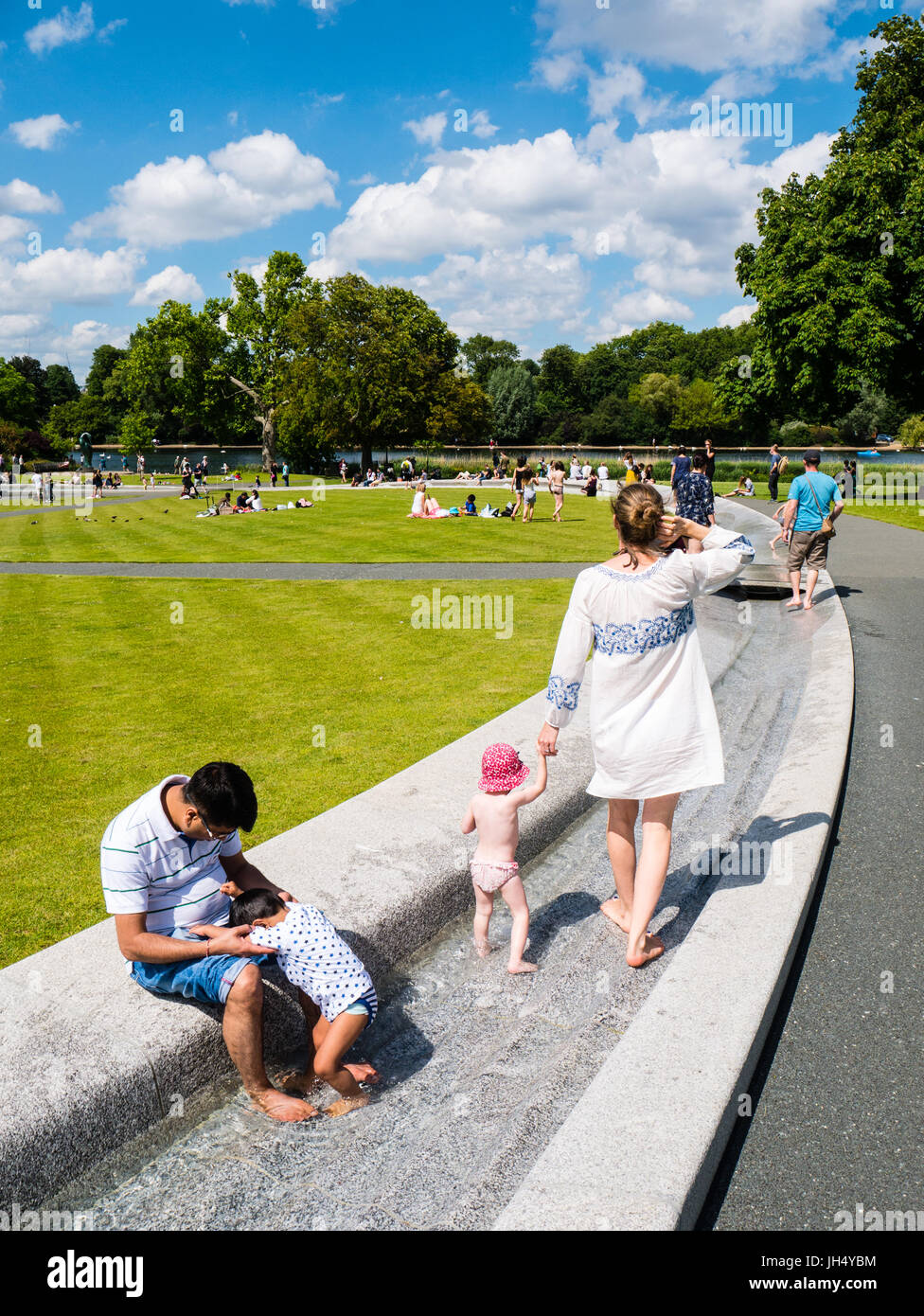Personen, Sonnenschein, Princess Diana Memorial Fountain, Hyde Park, London, England, UK, GB. Stockfoto